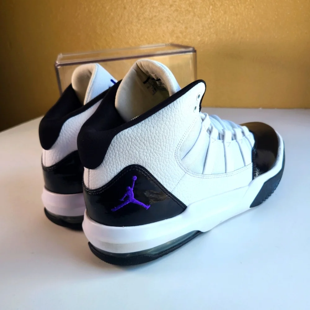 Air Jordan Max Aura Basketball Shoes White/Black AQ9084-121 Men Size 11.